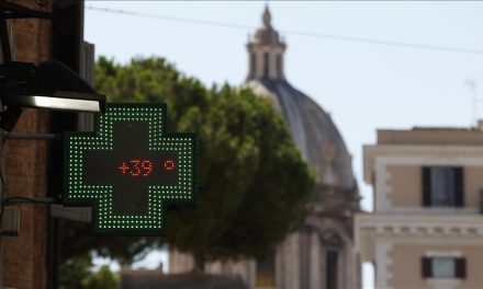 Zbog toplotnog vala zatvorene škole, isključene nuklearne elektrane, požari bukte, prijavljene i prve ljudske žrtve