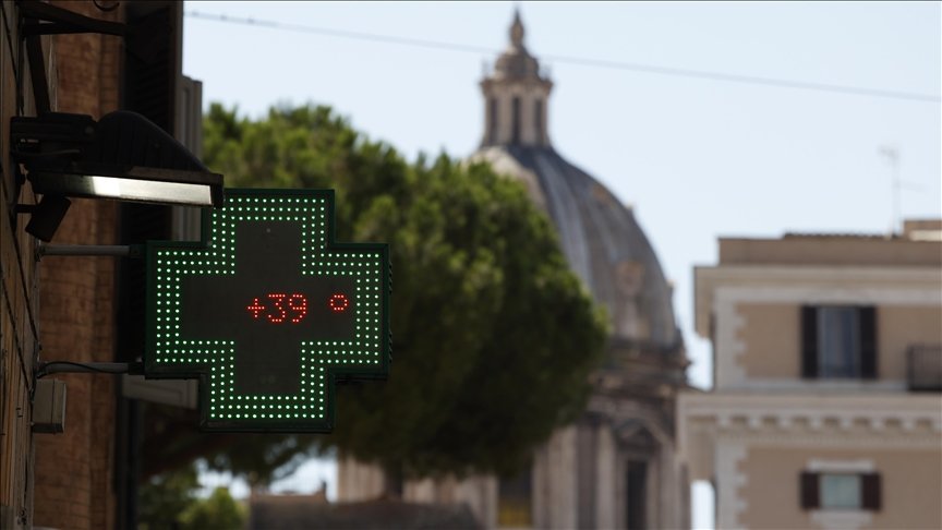 Zbog toplotnog vala zatvorene škole, isključene nuklearne elektrane, požari bukte, prijavljene i prve ljudske žrtve