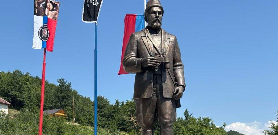 Mitropolit Metodije otkrio spomenik zločincu Pavlu Đurišiću, policija krenula da ga ruši, a mještani ga odnijeli u crkvu