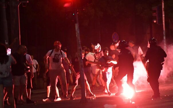 Tučnjave i salve suzavca, deseci povrijeđenih i uhapšenih