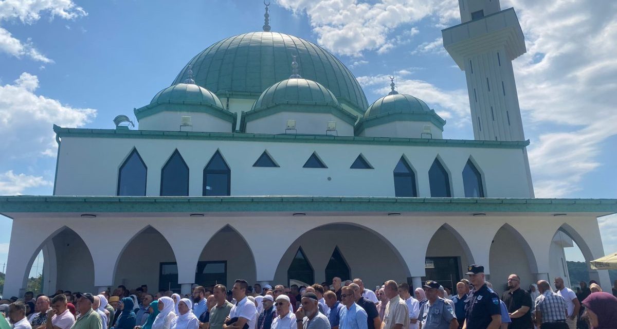 Reis Kavazović otvorio novoizgrađenu džamiju u Bosanskoj Krupi