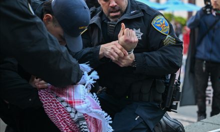 Amerika odavno nije zemlja slobode govora – policija hapsi za verbalni delikt