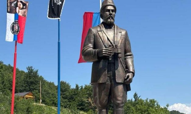 Mitropolit Metodije otkrio spomenik zločincu Pavlu Đurišiću, policija krenula da ga ruši, a mještani ga odnijeli u crkvu