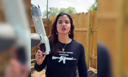 Republikanska kandidatkinja za američki Kongres zapalila Kur'an i poručila: “Okončat ću islam u Teksasu”