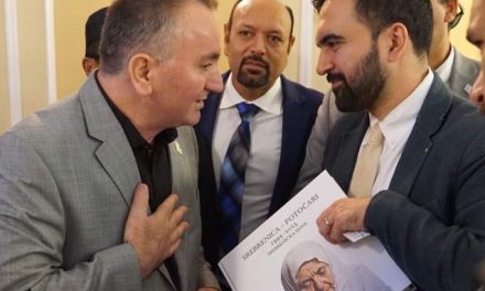 Bošnjaci New Yorka poklonili Zohranu Mamdaniju monografiju o genocidu u Srebrenici