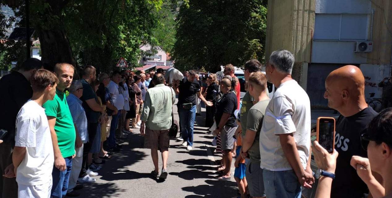 Prazan tabut ispred Gradske uprave Stolac