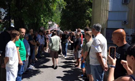 Prazan tabut ispred Gradske uprave Stolac