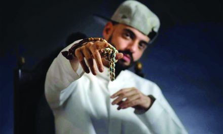 ZezO, Saudijac koji repa u thobi sa tespihom u ruci