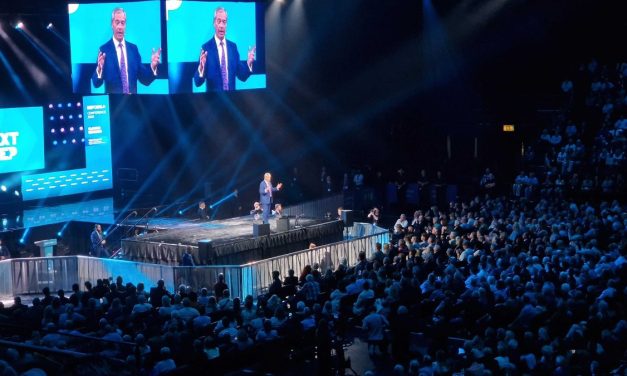 Britanski desničari: “Sumnjamo da je kralj Charles musliman, i to praktični musliman”