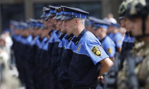 Donator stranke Rame Isaka nabavlja uniforme za policiju