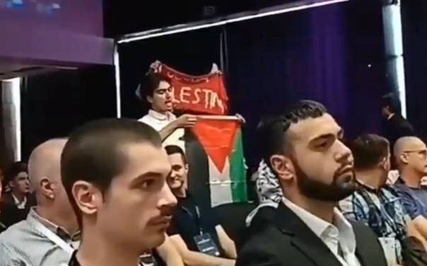 Demonstranti u Sarajevu prekinuli govor direktora Amazon Web Servicesa zbog veza kompanije sa izraelskom vojskom