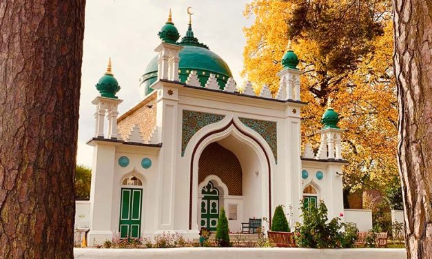 Prva džamija, Šah Džahan, izgrađena je 1889. godine, a najveća Baitul Futuh, koja prima 13.000 vjernika, završena je 2003.