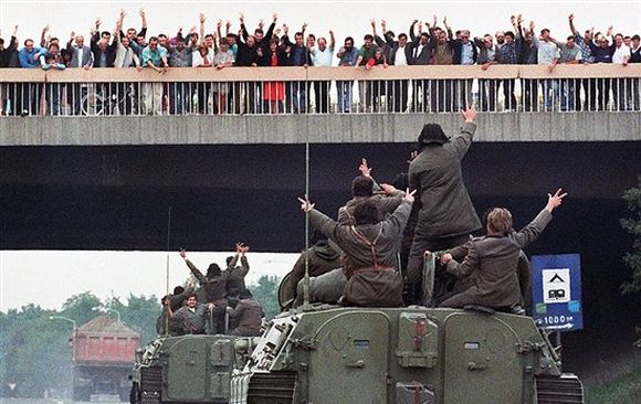 Bacanje cveća pod gusjenice: Kad su Beograđani ispratili tenkove na Vukovar