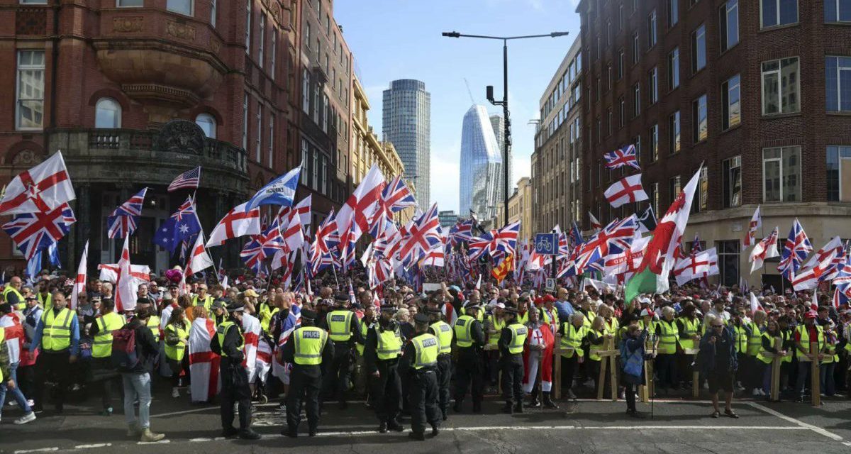 Sto hiljada ljudi na ulicama Londona: Desničari sa izraelskim zastavama imigrante bi “izbacili vani”, ljevičari ustali protiv rasizma