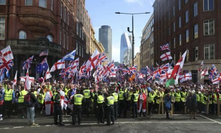 Sto hiljada ljudi na ulicama Londona: Desničari sa izraelskim zastavama imigrante bi “izbacili vani”, ljevičari ustali protiv rasizma