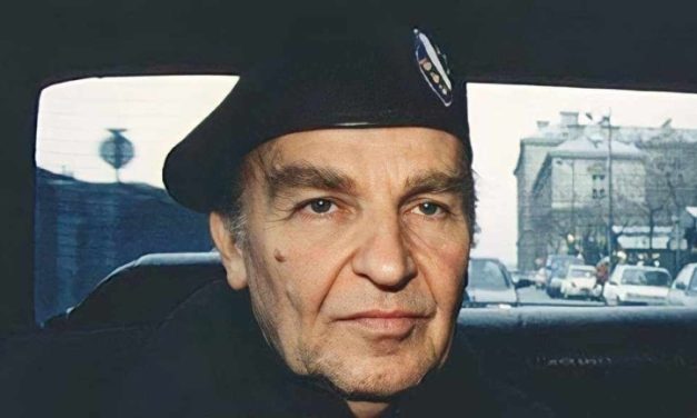 Razapet između Istoka i Zapada, između bošnjačkog lidera i predsjednika svih građana