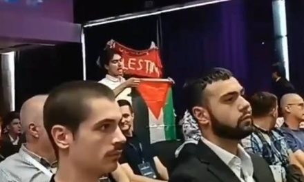 Demonstranti u Sarajevu prekinuli govor direktora Amazon Web Servicesa zbog veza kompanije sa izraelskom vojskom