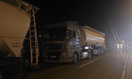 Prijevoznici noć proveli na cestama, ne odustaju od zahtjeva