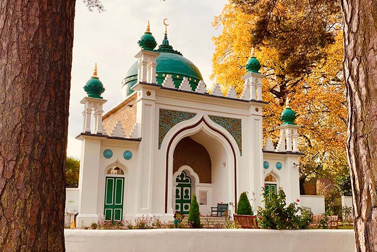 Prva džamija, Šah Džahan, izgrađena je 1889. godine, a najveća Baitul Futuh, koja prima 13.000 vjernika, završena je 2003.