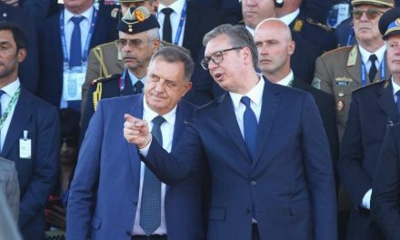 Koga to Vučić prepada: Parada improvizacije i kiča