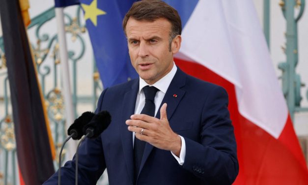 Macron optužio političke protivnike: Neću podnijeti ostavku, moj je posao da služim građanima