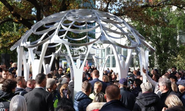 U Beču otkriven spomenik „Cvijet Srebrenice“