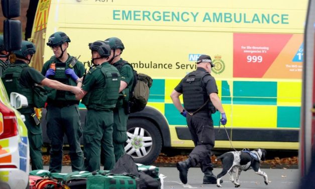 Manchester: Zaletio se autom na ljude ispred sinagoge, pa ih izbo nožem