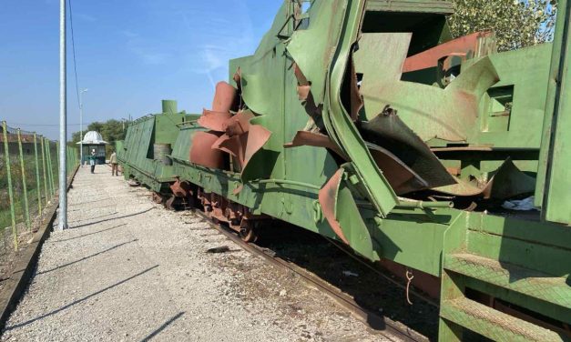 Svi vozovi putuju, samo jedan stoji na ulazu u Gradačac već 33 godine