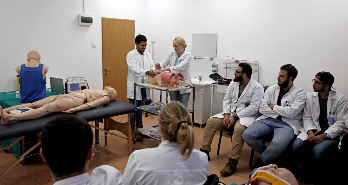 Eldorado bijelih mantila: Budući doktori sele na Balkan