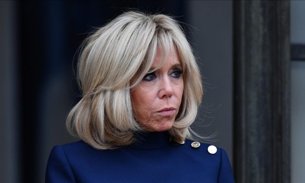 Bizarno suđenje: Prva dama Francuske mora dokazati da je žena