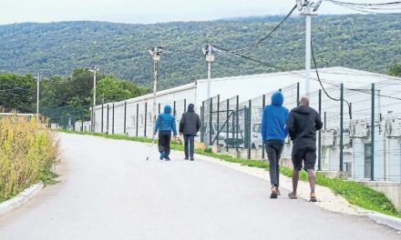 Zarobljeni između granične policije i mafije: Život u kampu Lipa