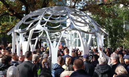 U Beču otkriven spomenik „Cvijet Srebrenice“