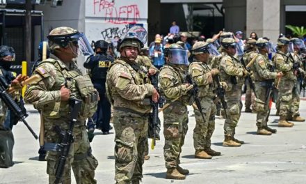 Amerika na rubu diktature: Trump šalje vojsku u demokratske gradove