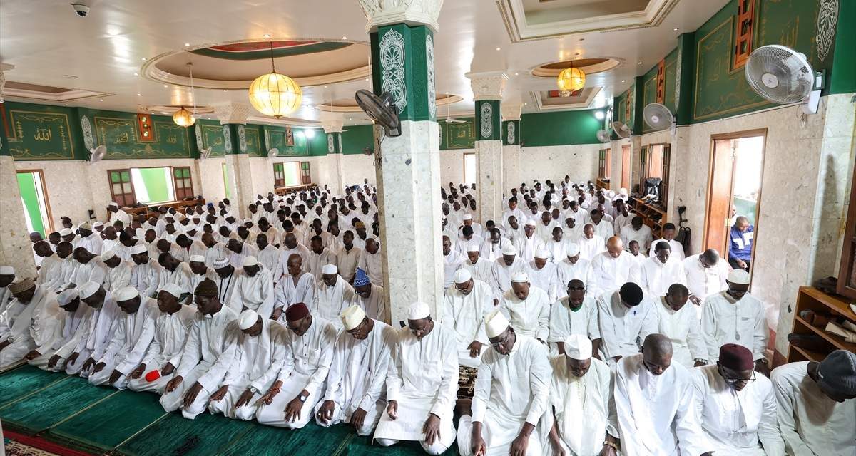 Džamija u kojoj posjetioci petkom moraju biti obučeni u bijelo