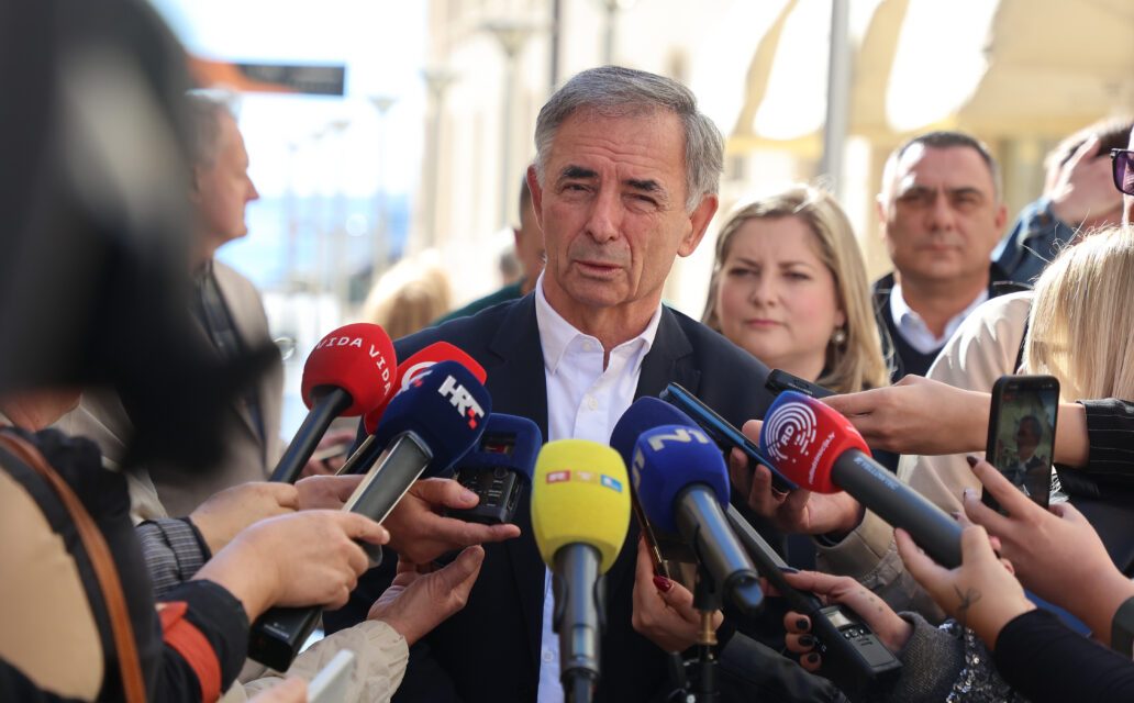 Nakon sinoćnjeg napada otvorena izložba Srpskog kulturnog društva Prosvjeta