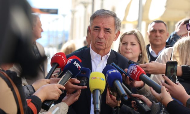 Nakon sinoćnjeg napada otvorena izložba Srpskog kulturnog društva Prosvjeta