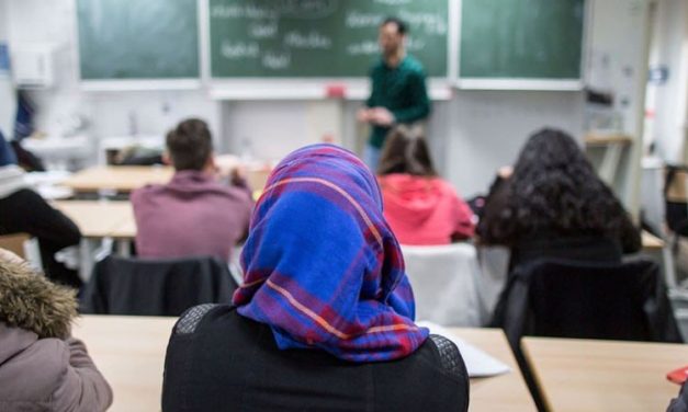 Država sa 90% muslimana: Djevojke s maramom i dalje nepoželjne u školama na Kosovu