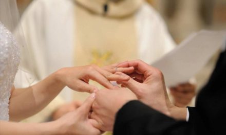 Vatikan katolike pozvao na monogamiju: Brak je ekskluzivan i neraskidiv