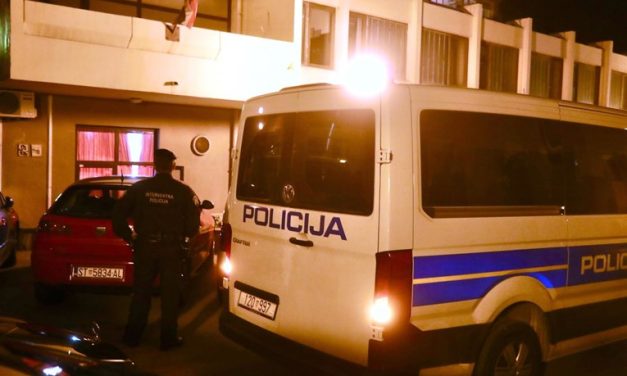 Pedeset maskiranih mladića upalo na Dane srpske kulture, prekinuli program