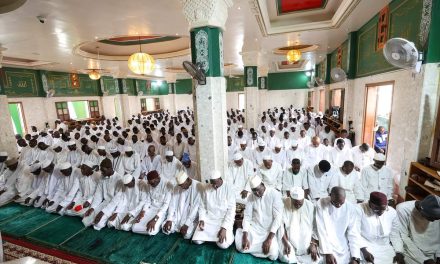 Džamija u kojoj posjetioci petkom moraju biti obučeni u bijelo