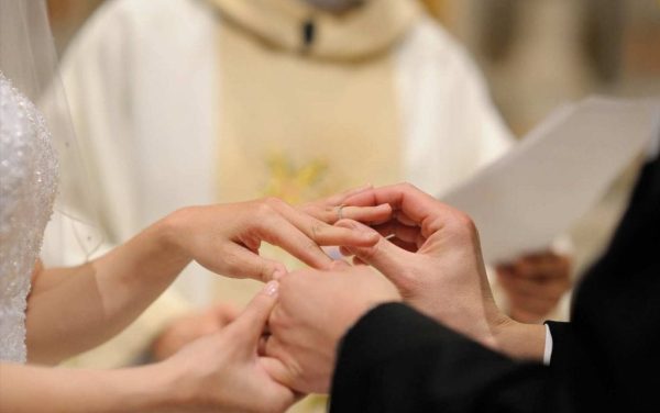 Vatikan katolike pozvao na monogamiju: Brak je ekskluzivan i neraskidiv