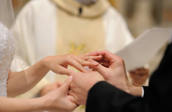 Vatikan katolike pozvao na monogamiju: Brak je ekskluzivan i neraskidiv