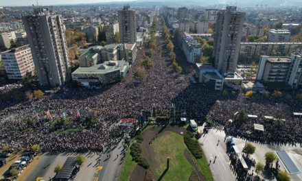 Deseci hiljada ljudi u 16-minutnoj šutnji za žrtve pada nadstrešnice