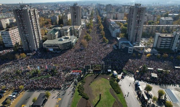 Deseci hiljada ljudi u 16-minutnoj šutnji za žrtve pada nadstrešnice