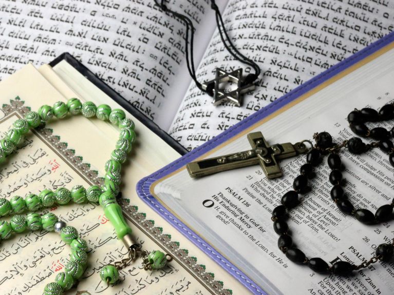 Nema više religije? Uspon ateizma i nova potraga za svetim