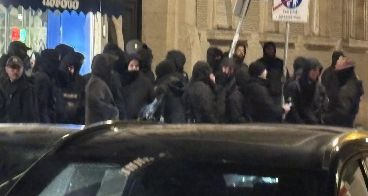 Više od 50 maskiranih došlo pred Srpski kulturni centar u Zagrebu