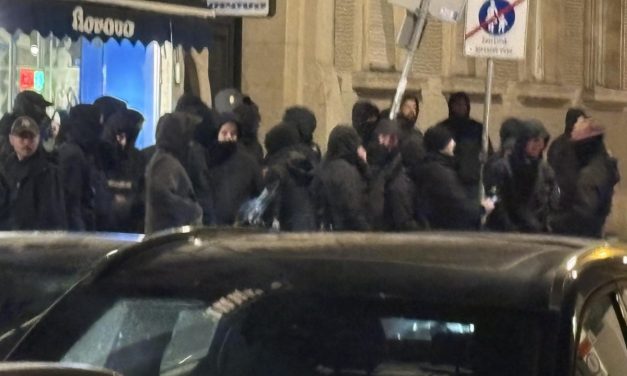 Više od 50 maskiranih došlo pred Srpski kulturni centar u Zagrebu