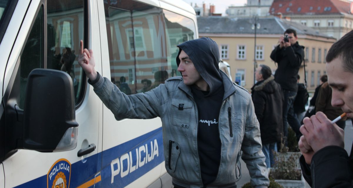 Djeca nam pale grad, sutra bi mogli ljude