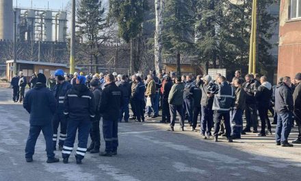 Industrija se gasi, vlast piskara po Facebooku