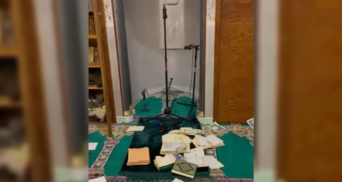 Primjerci Kur'ana pocijepani i bačeni u francuskoj džamiji